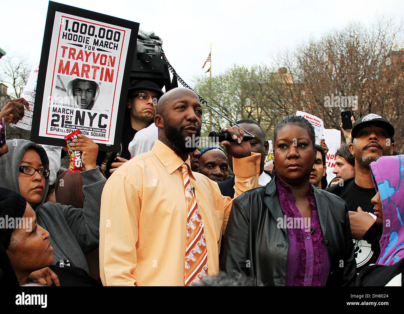 Tracy Martin (a sinistra in maglietta arancione) e Sybrina Fulton,(R) I genitori del ragazzo ucciso Trayvon Martin durante milioni di felpa con cappuccio Foto Stock