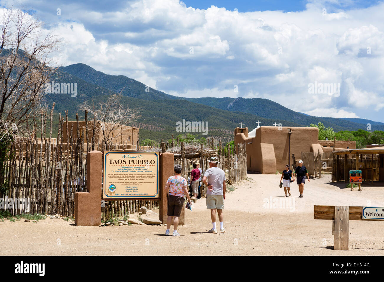 I turisti all'entrata della storica Taos Pueblo, Taos, Nuovo Messico, STATI UNITI D'AMERICA Foto Stock