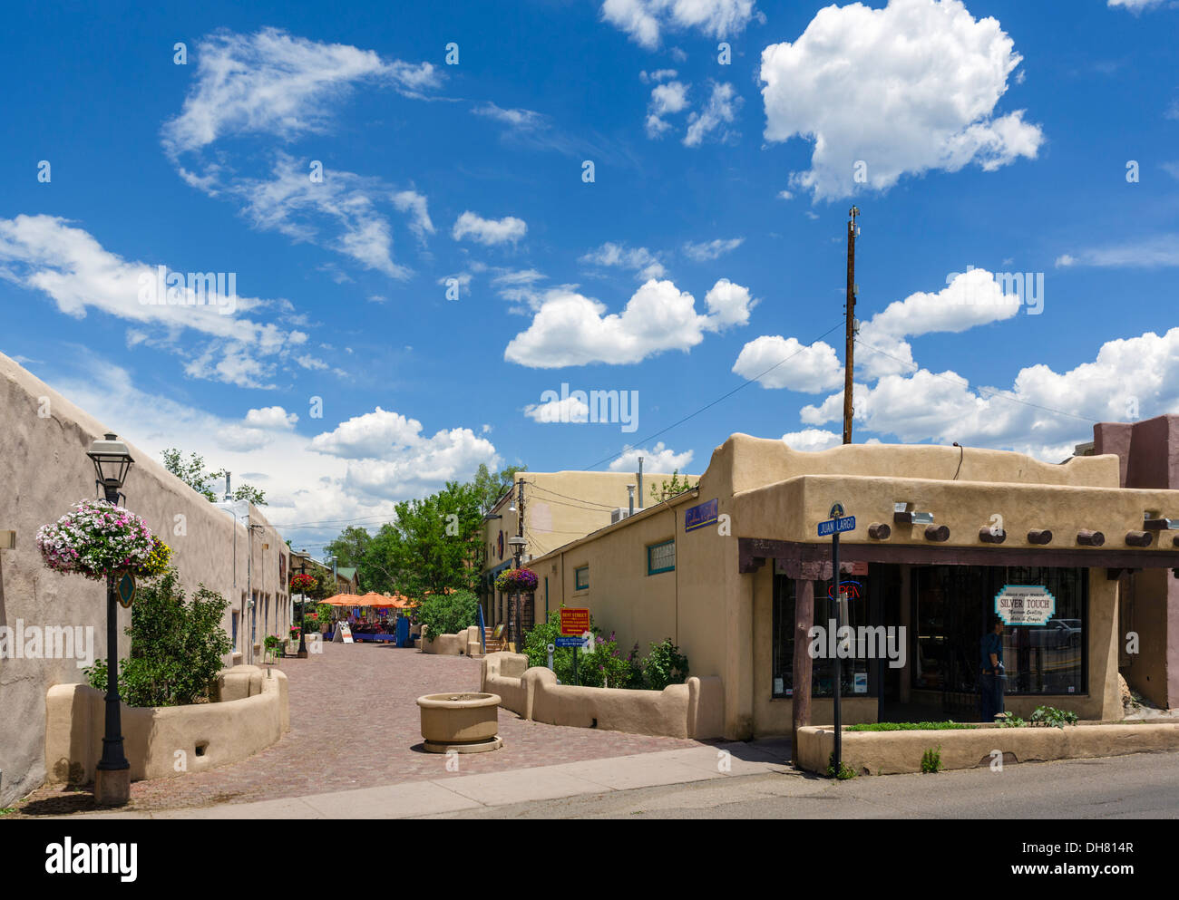 Negozi e ristoranti sulla strada piegata nel centro cittadino di Taos, Nuovo Messico, STATI UNITI D'AMERICA Foto Stock