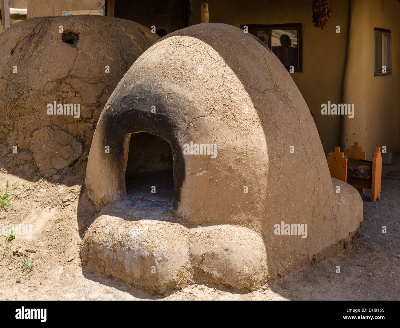 Forno di argilla nella storica Taos Pueblo, Taos, Nuovo Messico, STATI UNITI D'AMERICA Foto Stock