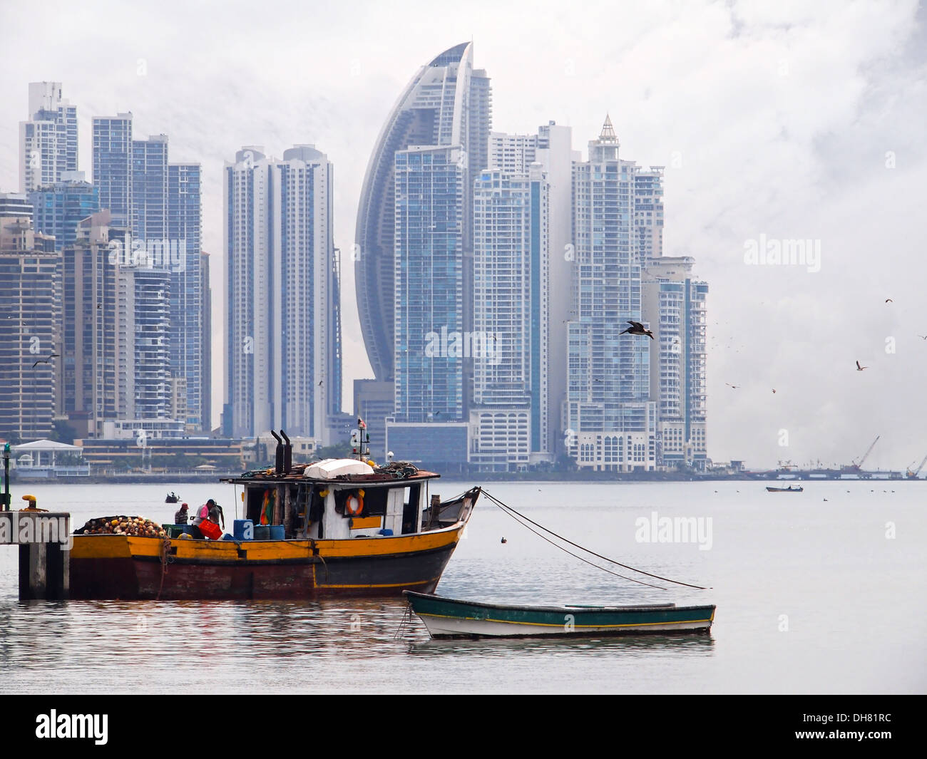 Vecchia barca da pesca in primo piano con grattacieli in background, Città di Panama , Panama America Centrale Foto Stock