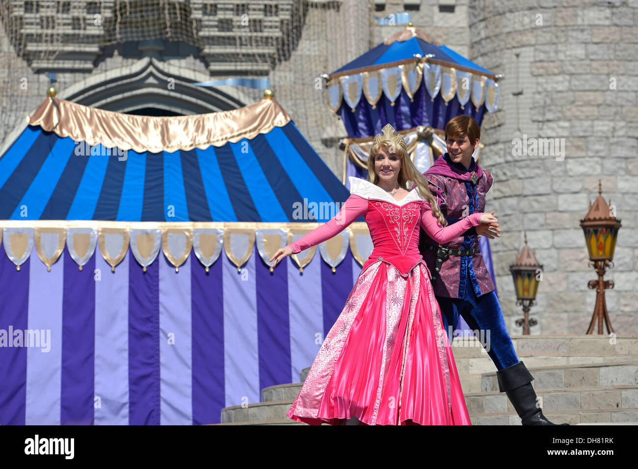 Sleeping Beauty e il suo principe sul palco al Castello di Cenerentola, Magic Kingdom, Disney World Resort di Orlando, Florida Foto Stock