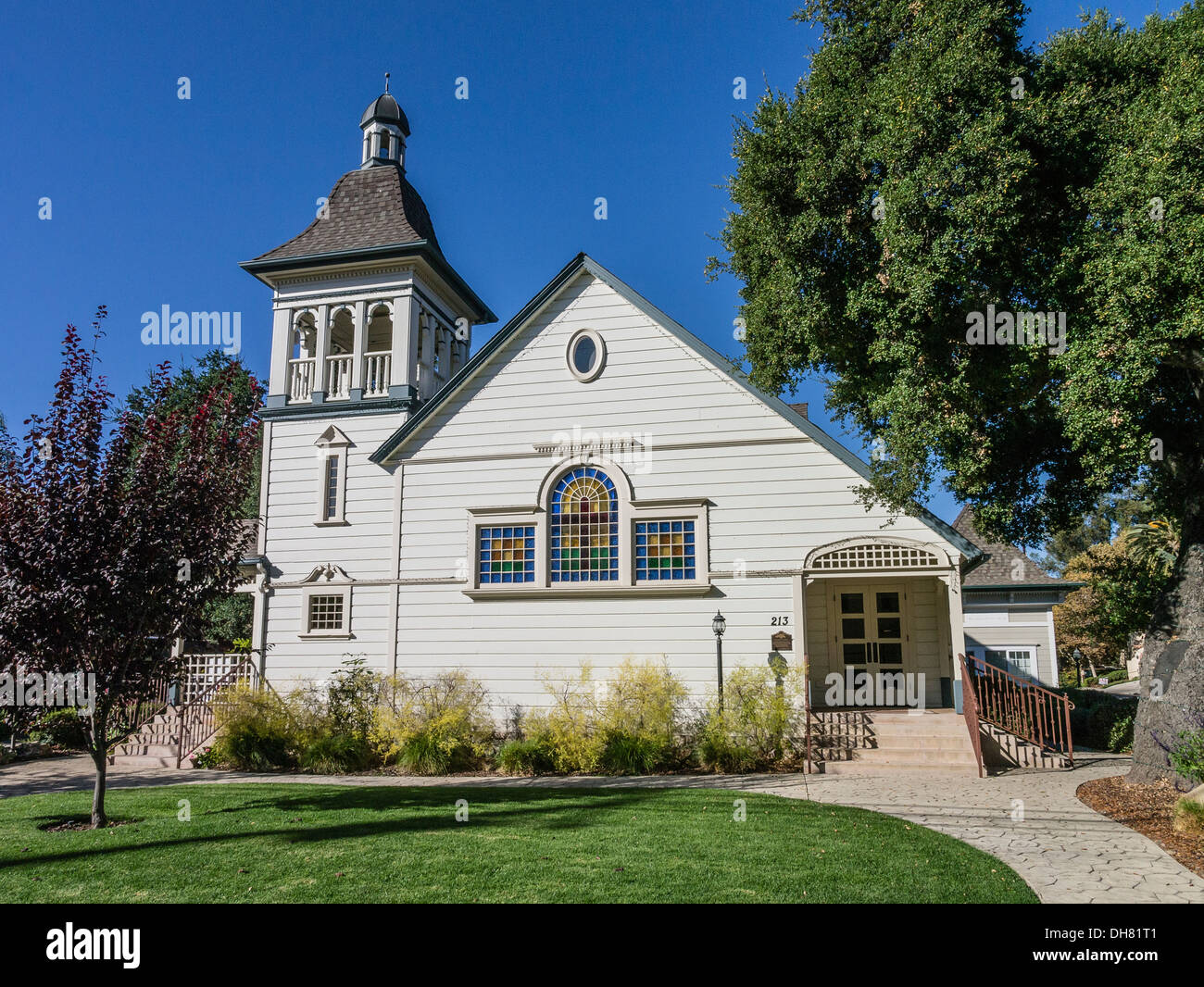 Dettaglio del campanile della prima chiesa in Ojai, California. Originariamente costruito da una congregazione presbiteriana. Foto Stock