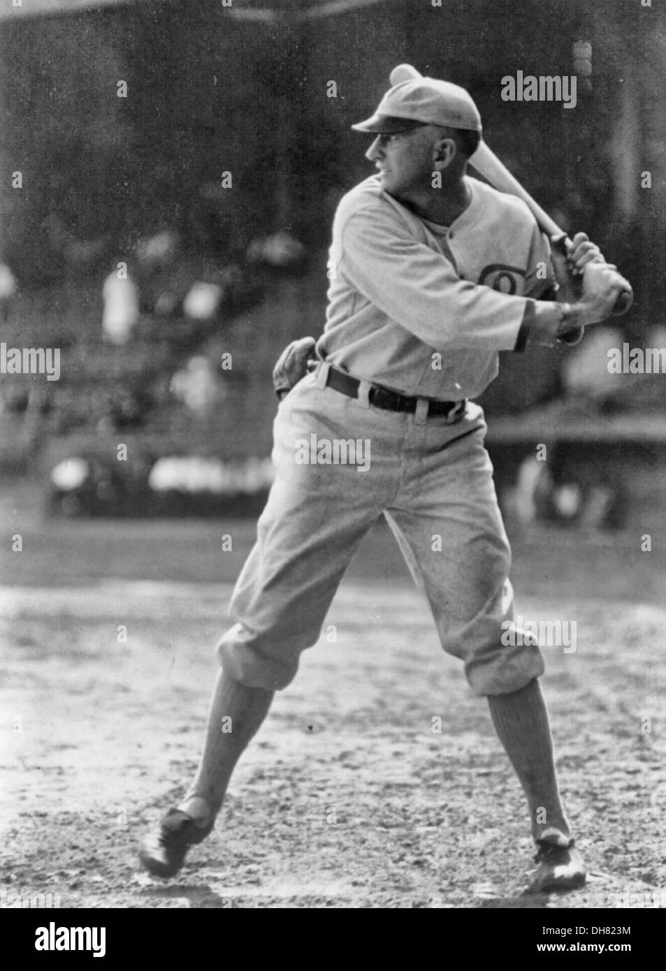 Shoeless Joe Jackson a lunghezza piena, piedi, profilo sinistro; tenendo mazza da baseball, 1920 Foto Stock