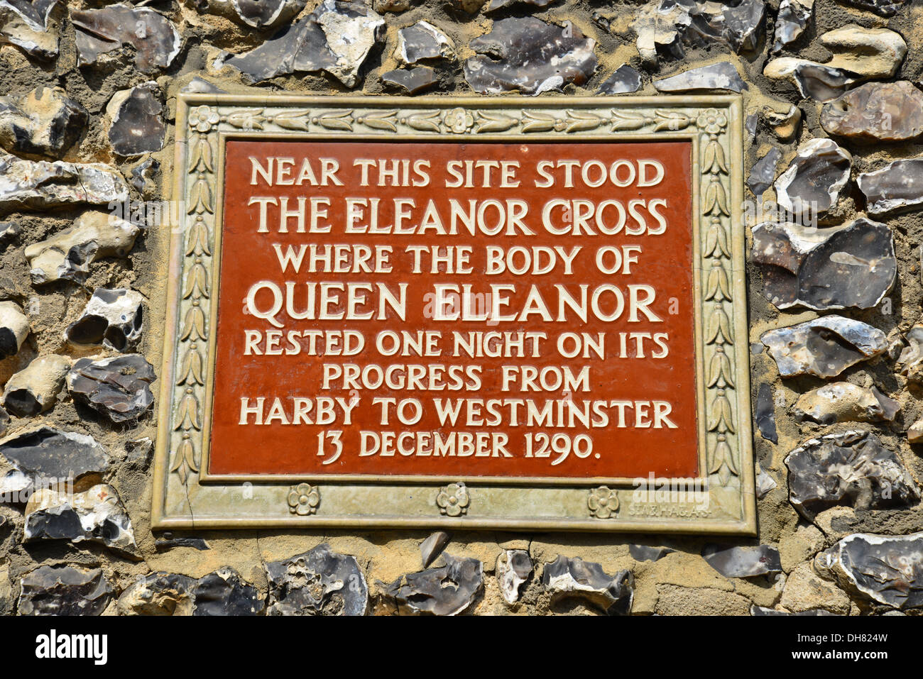 Regina Eleonora Croce placca su clock tower, Market Place, St.Albans, Hertfordshire, England, Regno Unito Foto Stock