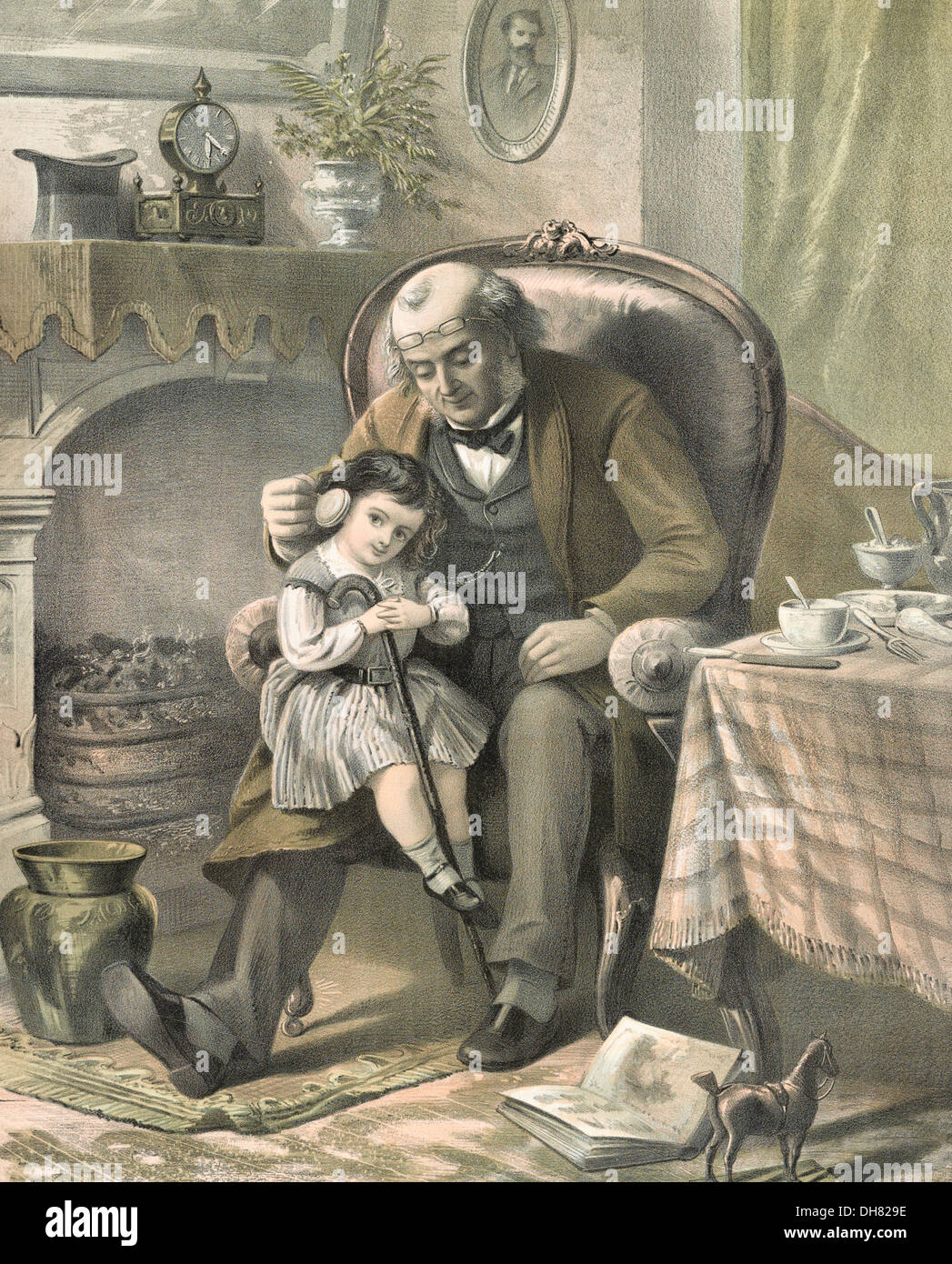 Nonno del Watch - piccola ragazza seduta sul suo nonno giro, ascoltando il suo orologio Foto Stock