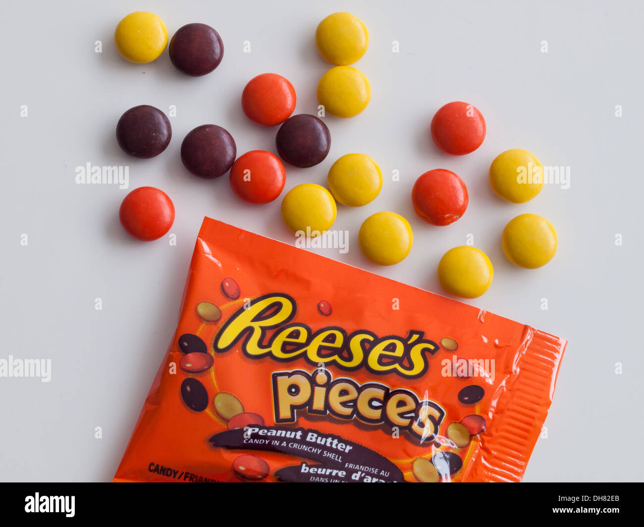Reese's pezzi burro di arachidi candy, fabbricato da Hershey Company. Halloween canadese "fun-size' imballaggio è raffigurato. Foto Stock