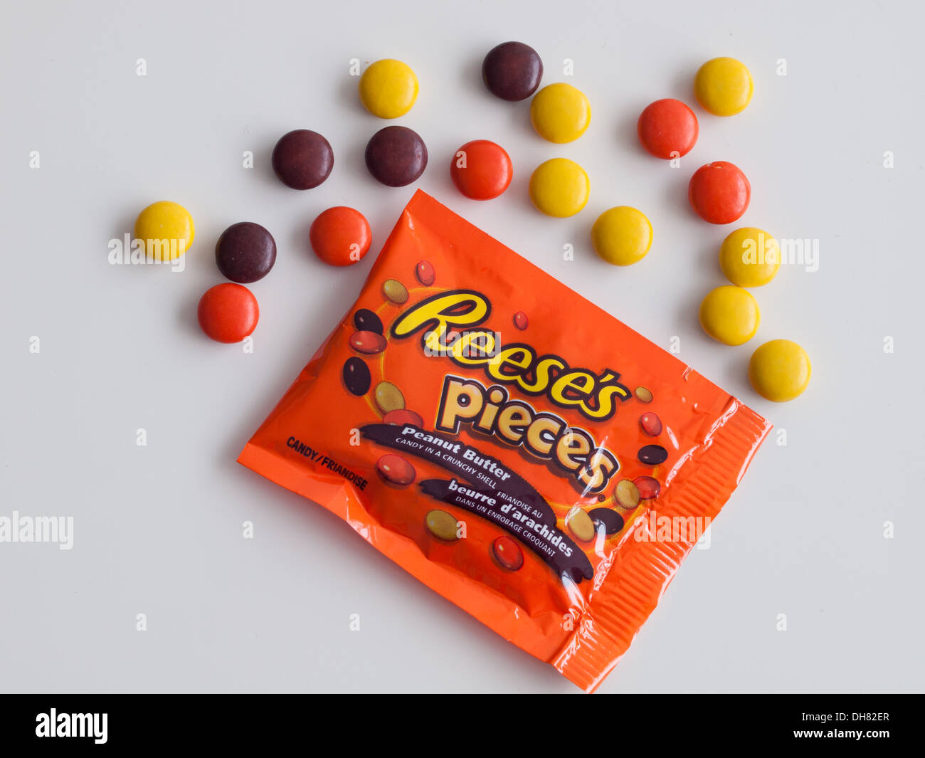 Reese's pezzi burro di arachidi candy, fabbricato da Hershey Company. Halloween canadese "fun-size' imballaggio è raffigurato. Foto Stock