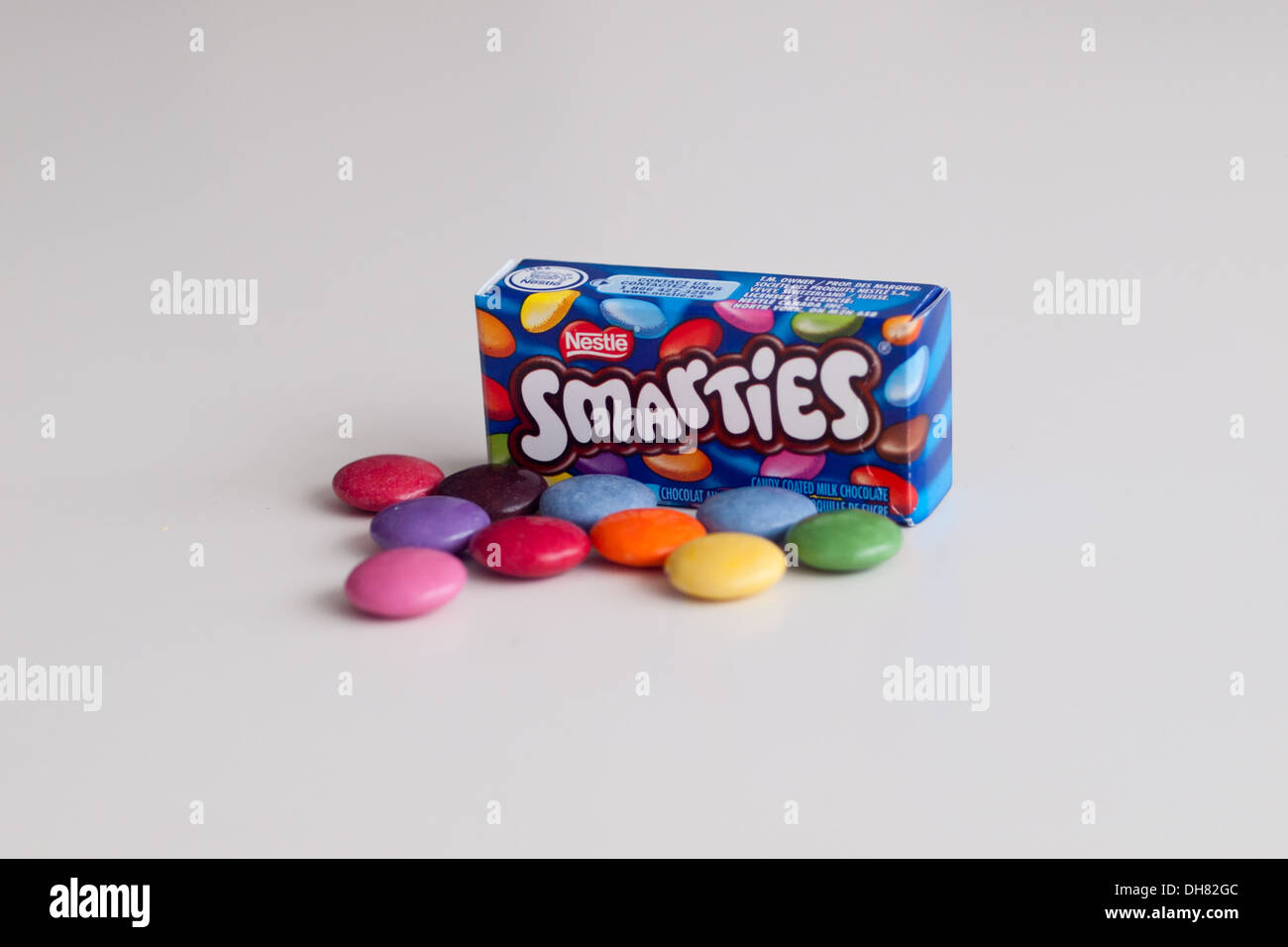 Smarties, una golosa, di colore vario, rivestite di zucchero, cioccolato candy fabbricato da Nestlé. Canadian Halloween 'fun size' box mostrato. Foto Stock