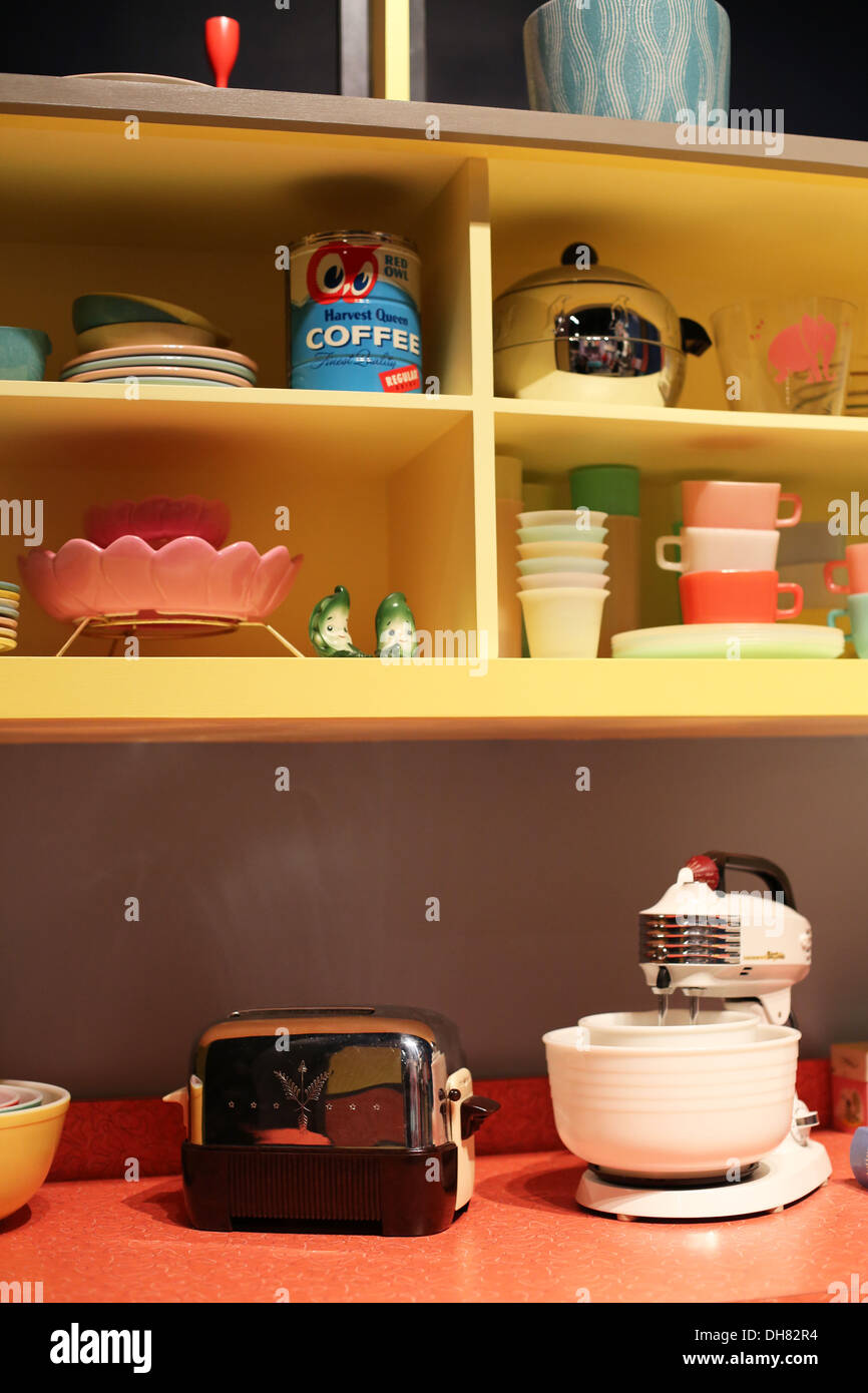 Un stile anni cinquanta bancone cucina e dispensa. Foto Stock