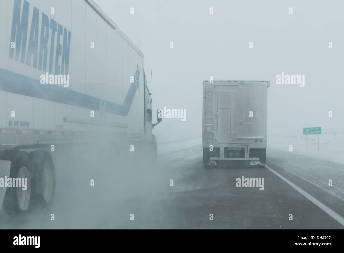 Il trattore-rimorchio camion passando sulla autostrada durante una tormenta di neve - USA Utah Foto Stock