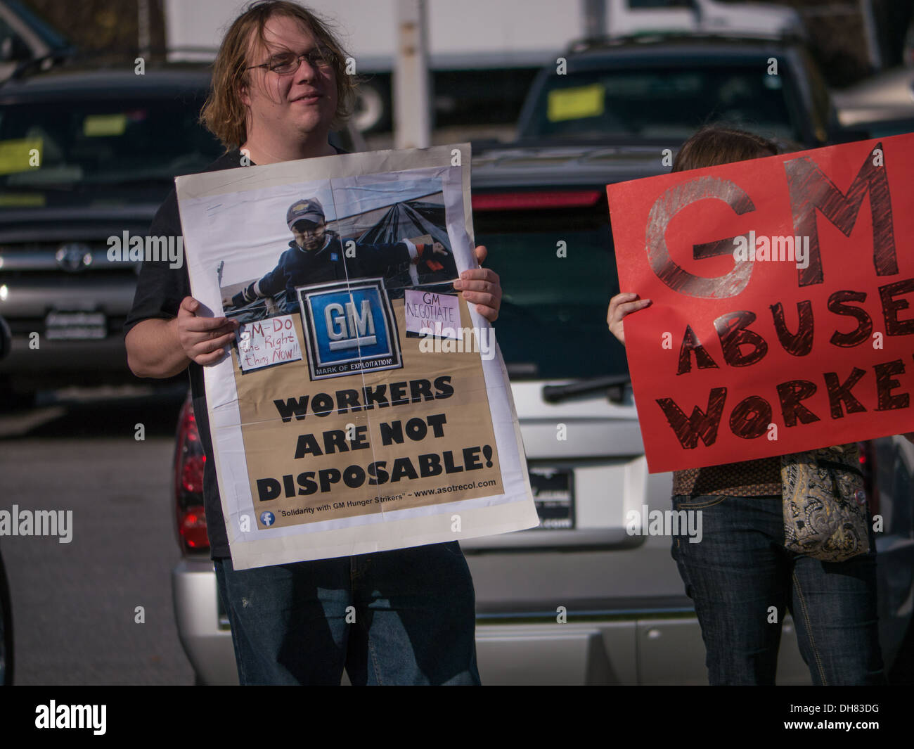 I sindacalisti picket un General Motors auto molto in Maryland, Stati Uniti d'America. La solidarietà con i lavoratori di GM in Columbia licenziato dopo incidenti sul lavoro. Foto Stock