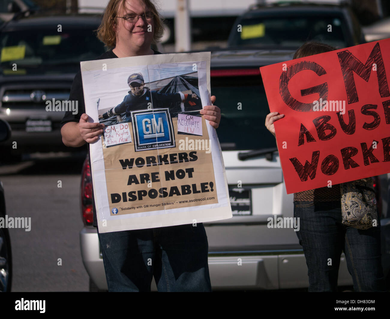 I sindacalisti picket un General Motors auto molto in Maryland, Stati Uniti d'America. La solidarietà con i lavoratori di GM in Columbia licenziato dopo incidenti sul lavoro. Foto Stock
