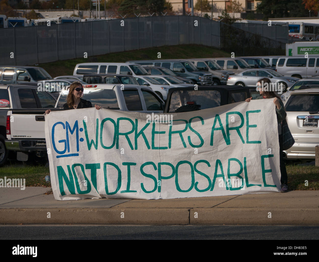 I sindacalisti picket un General Motors auto molto in Maryland, Stati Uniti d'America. La solidarietà con i lavoratori di GM in Columbia licenziato dopo incidenti sul lavoro. Foto Stock
