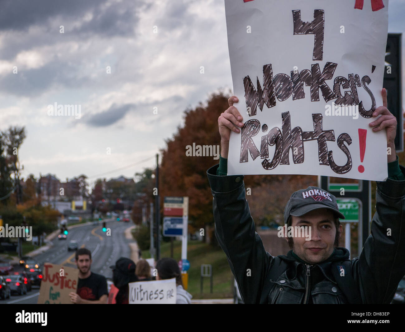 I sindacalisti picket un General Motors auto molto in Maryland, Stati Uniti d'America. La solidarietà con i lavoratori di GM in Columbia licenziato dopo incidenti sul lavoro. Foto Stock