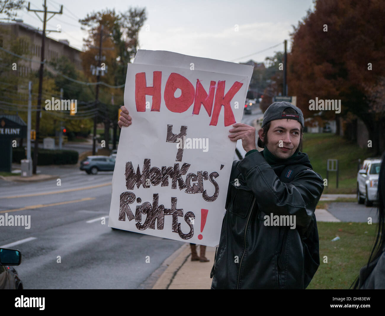 I sindacalisti picket un General Motors auto molto in Maryland, Stati Uniti d'America. La solidarietà con i lavoratori di GM in Columbia licenziato dopo incidenti sul lavoro. Foto Stock