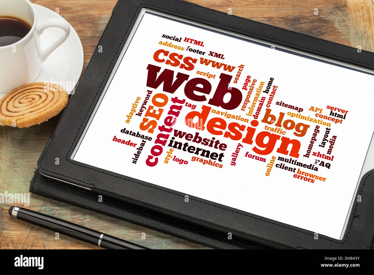 Nuvola di parole o i tag relativi al web o sito web design su una tavoletta digitale con una tazza di caffè Foto Stock