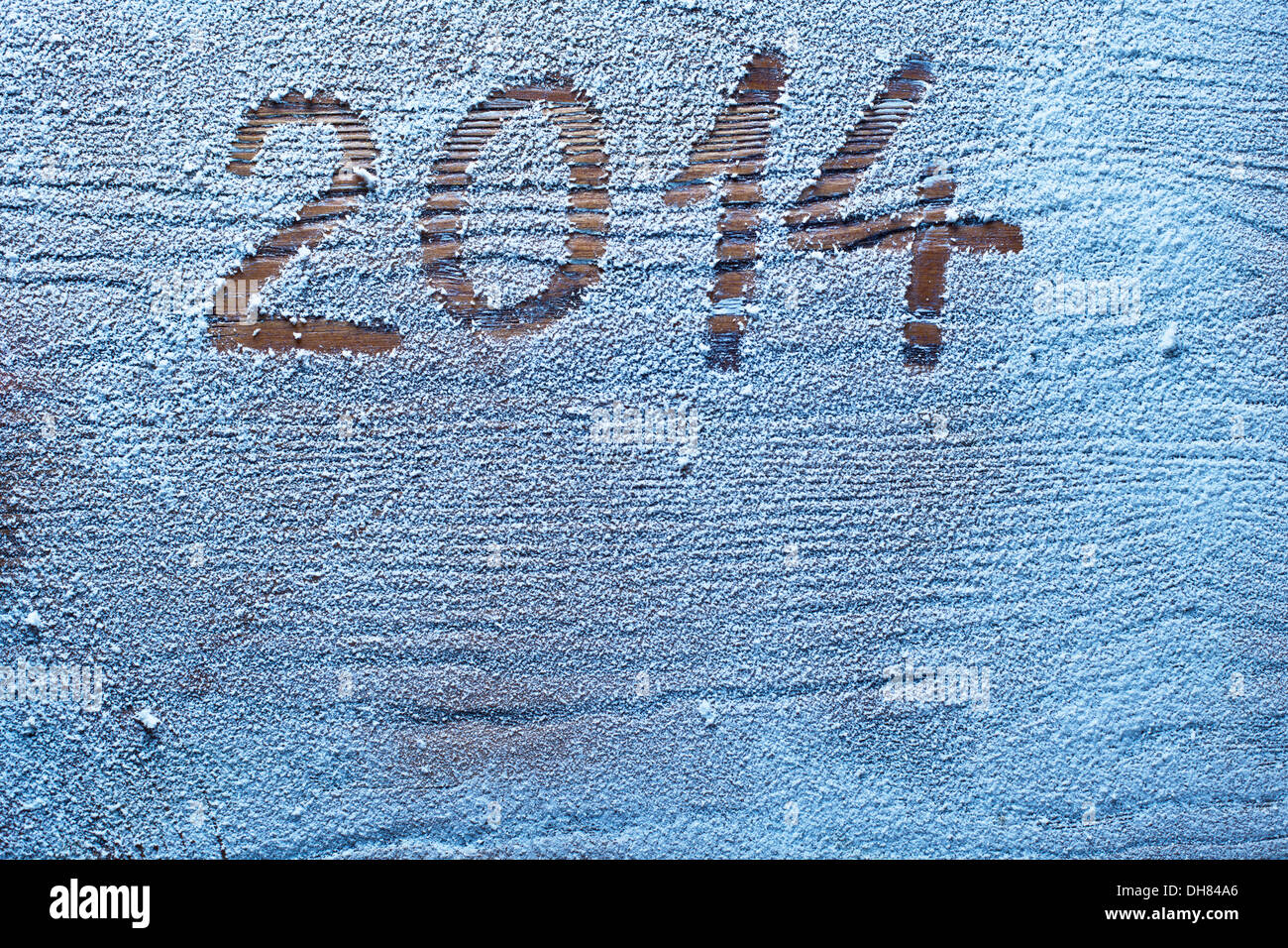 Nuovo anno 2014 su neve scrivania in legno. Foto Stock