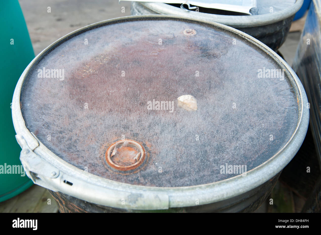 Ghiaccio acqua sul tamburo dell'olio coperchio gelido freddo Foto Stock