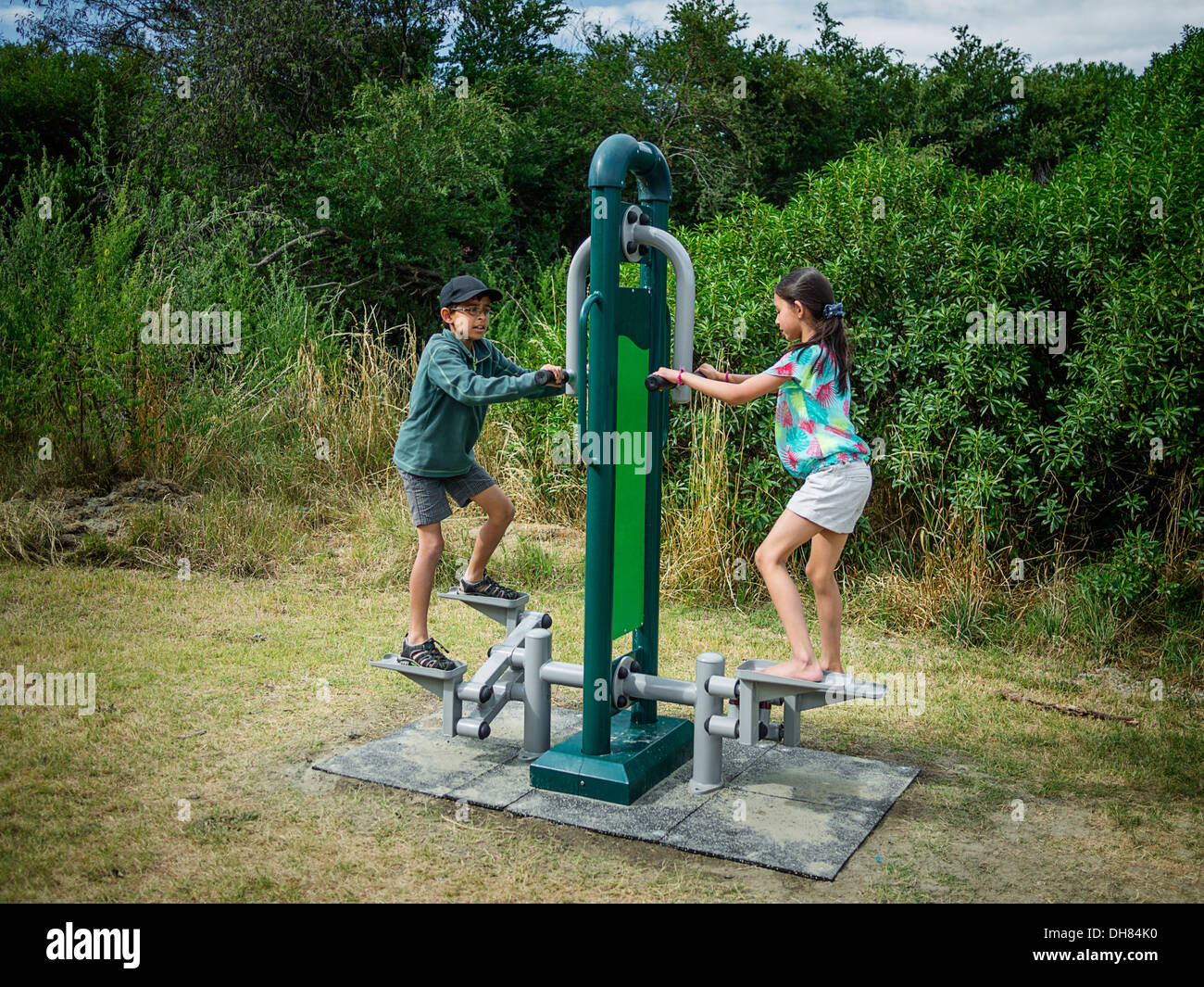 I bambini utilizzano il passo macchina in parco pubblico Nuova Zelanda Foto Stock
