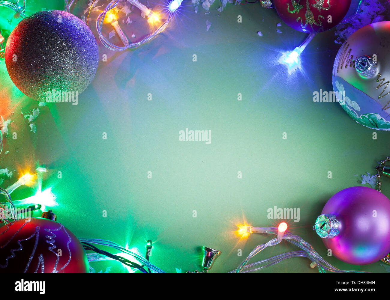 Telaio di Natale con le luci fairy e baubles. Foto Stock