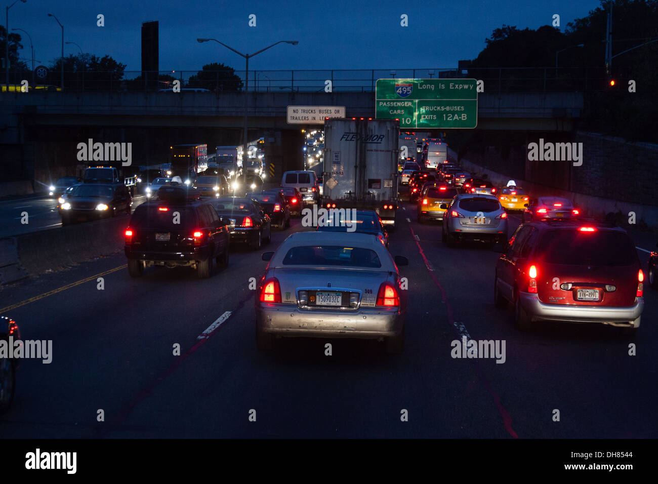 Movimento lento del traffico tra l'Aeroporto JFK e Manhattan, New York City, Stati Uniti d'America. Foto Stock