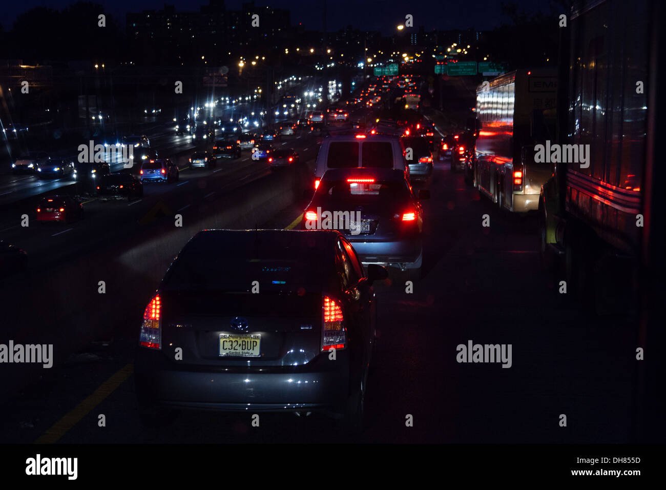 Movimento lento del traffico tra l'Aeroporto JFK e Manhattan, New York City, Stati Uniti d'America. Foto Stock