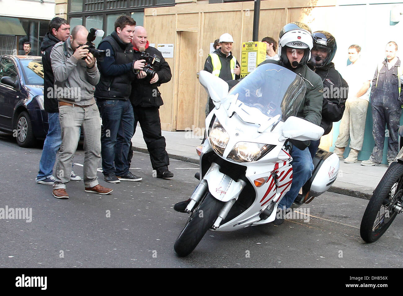 Holly Willoughby si prepara a lasciare la BBC Radio 1 studios in motocicletta Londra Inghilterra - 23.03.12 Foto Stock