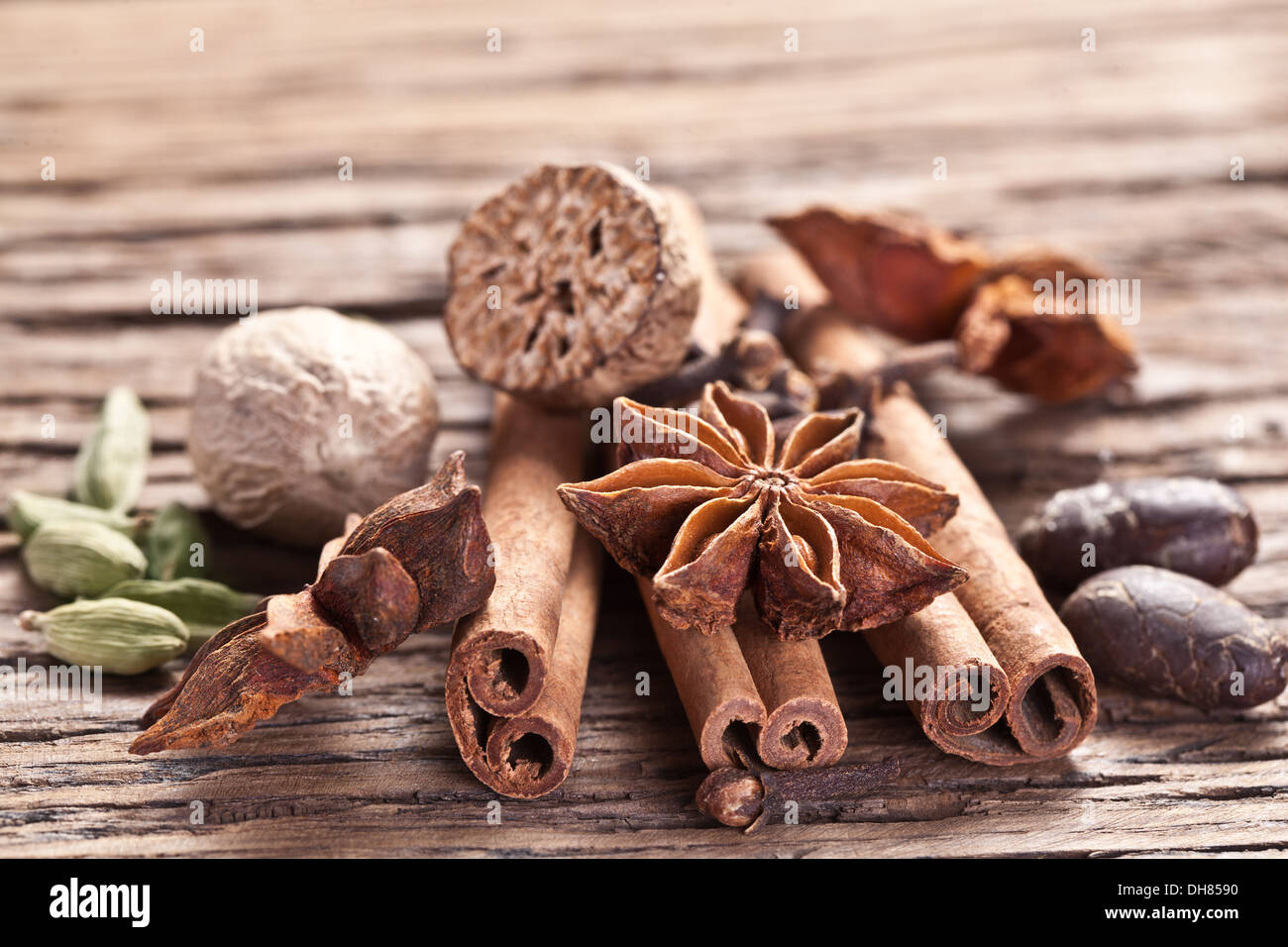 Spezie su un vecchio tavolo di legno. Foto Stock