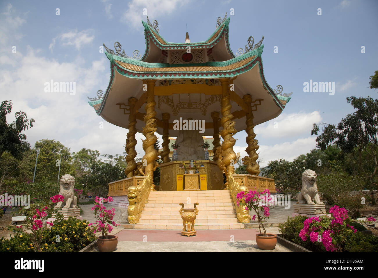 Pagoda con Buddha seduto, che è parte di un grande tempio Buddista complessa, Phu My, Vietnam. Foto Stock