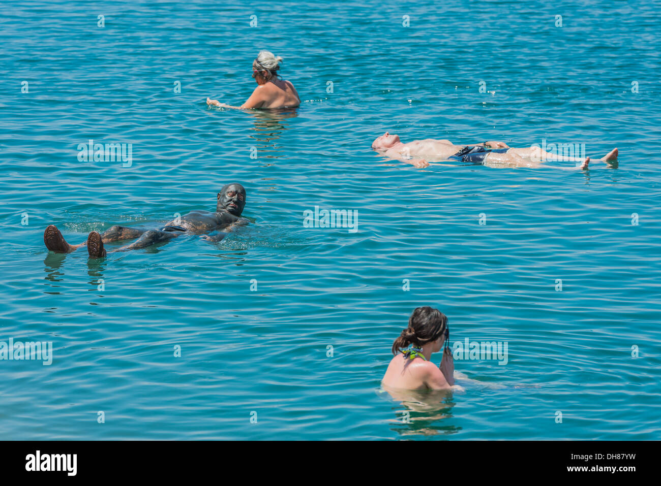 Il Mar Morto, la Giordania - Maggio 6, 2013 persone nuoto la balneazione nel Mar Morto Giordania Foto Stock