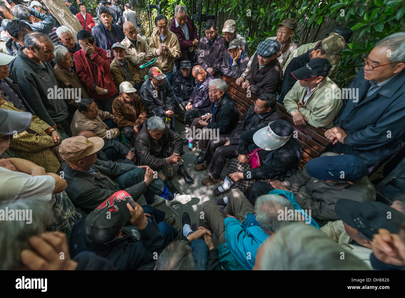 Shanghai, Cina - 7 Aprile 2013: un gruppo di persone per discutere in fuxing park presso la città di Shanghai in Cina il 7 aprile 2013 Foto Stock