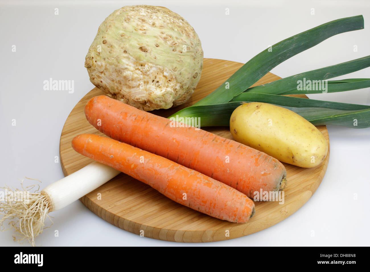 Il sedano, il porro, le carote e le patate e sul pannello di legno Foto Stock