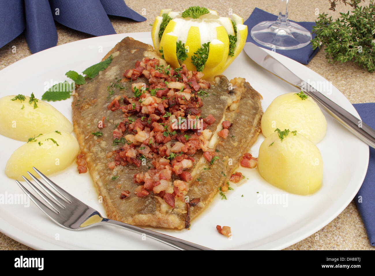 Scholle Finkenwerder Arte, Finkwarder Scholl, in padella la passera di mare con pancetta, patate e limone Foto Stock