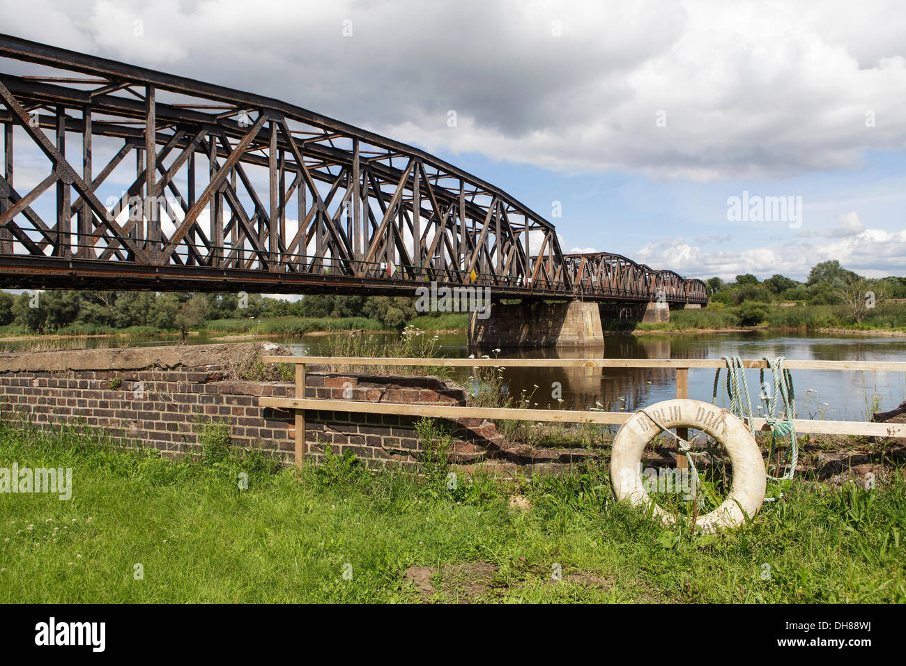 Ponte ferroviario oltre il confine fiume Oder, Polish-German frontiera, Kuestrin di Kostrzyn, salvagente con la scritta 'Berlin Foto Stock