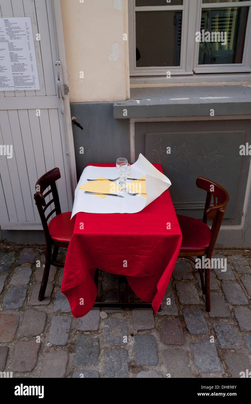 Tipico di tavolini a Parigi, Francia Foto Stock