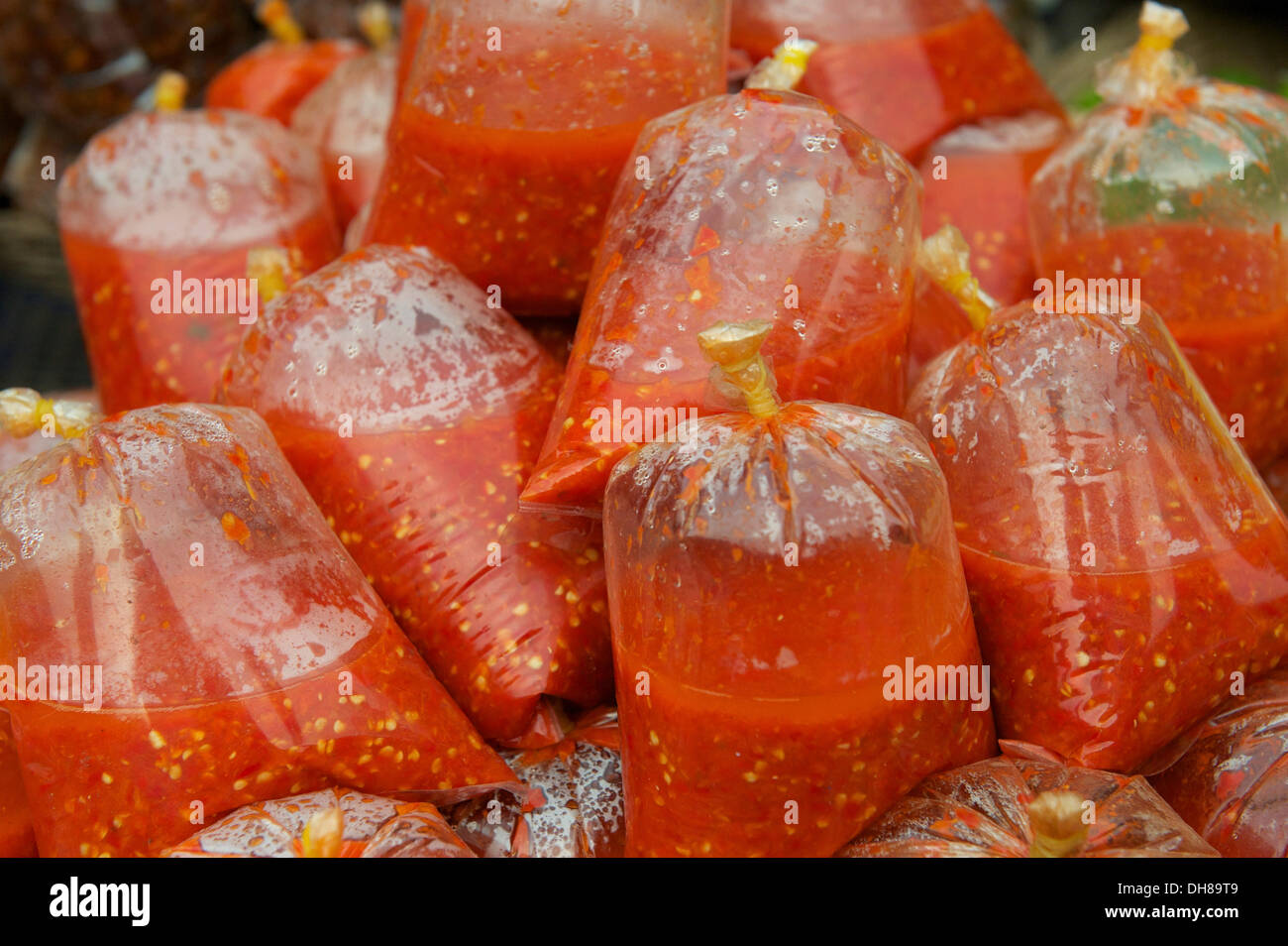 Salsa al peperoncino confezionati in sacchetti di plastica, in corrispondenza di un mercato, Siem Reap, Siem Reap, Siem Reap Provincia, Cambogia Foto Stock