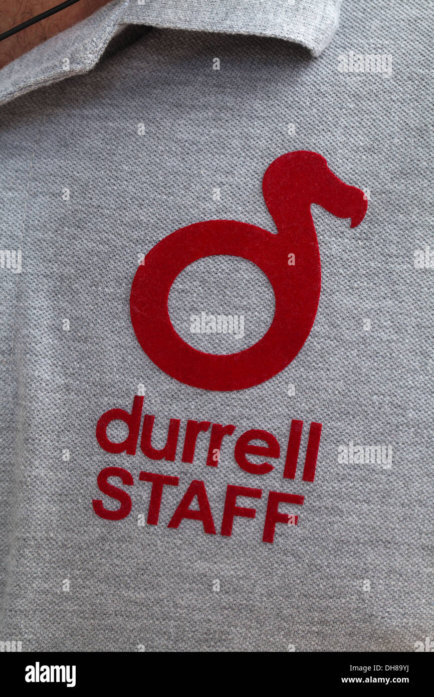 Durrell Wildlife Conservation Trust. Logo design basato su l'estinto dodo. Qui il blasonato sulla maglietta di un membro dello staff. Foto Stock