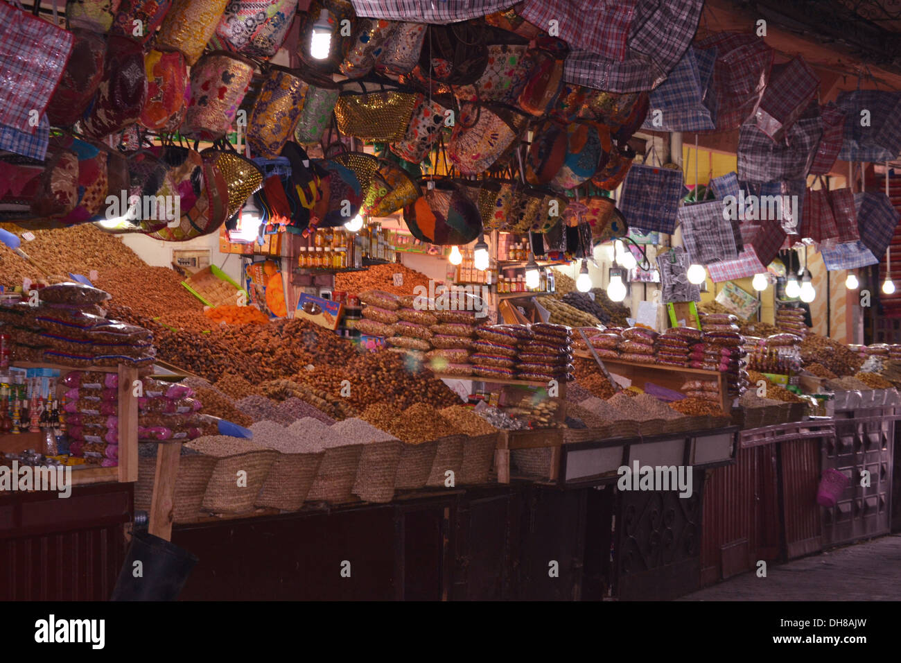 Incredibile stallo del mercato nei souks, Marrakech, Marocco. Foto Stock