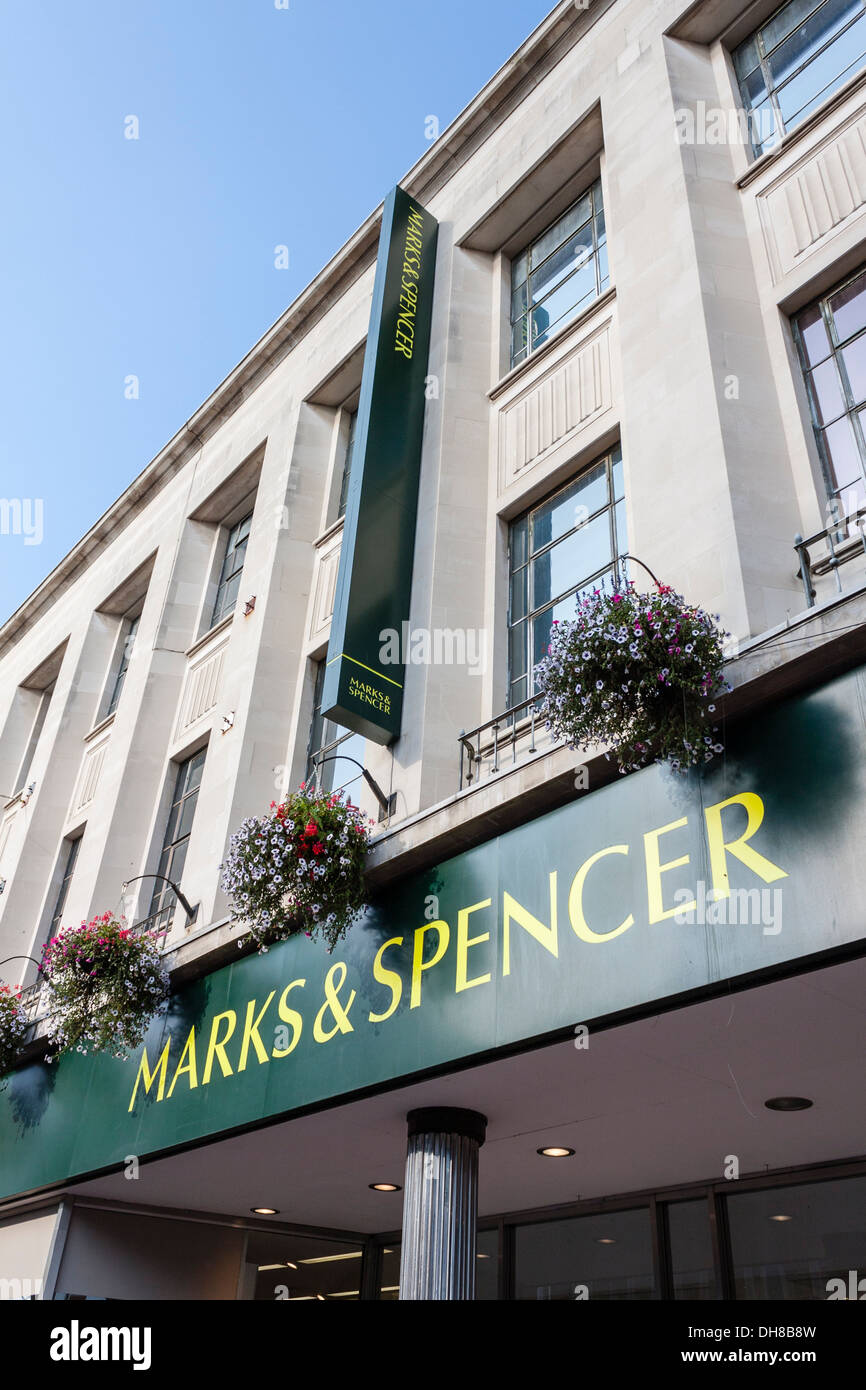 Un Marks & Spencer storefront in Reading, Berkshire, Inghilterra, GB, UK. Foto Stock