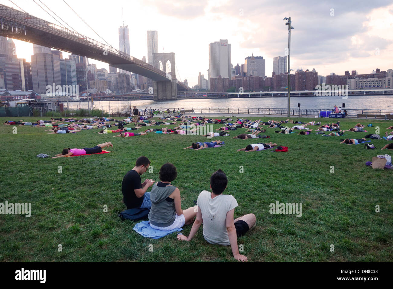 Yoga nel ponte di Brooklyn Park Foto Stock