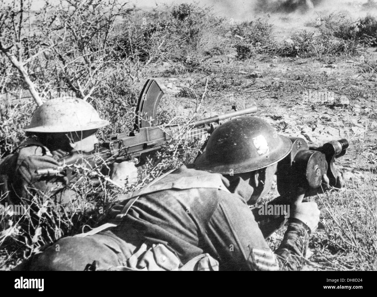Un WW2 British film esercito cameraman di film dell'esercito AFPU film e unità di fotografico in azione Foto Stock