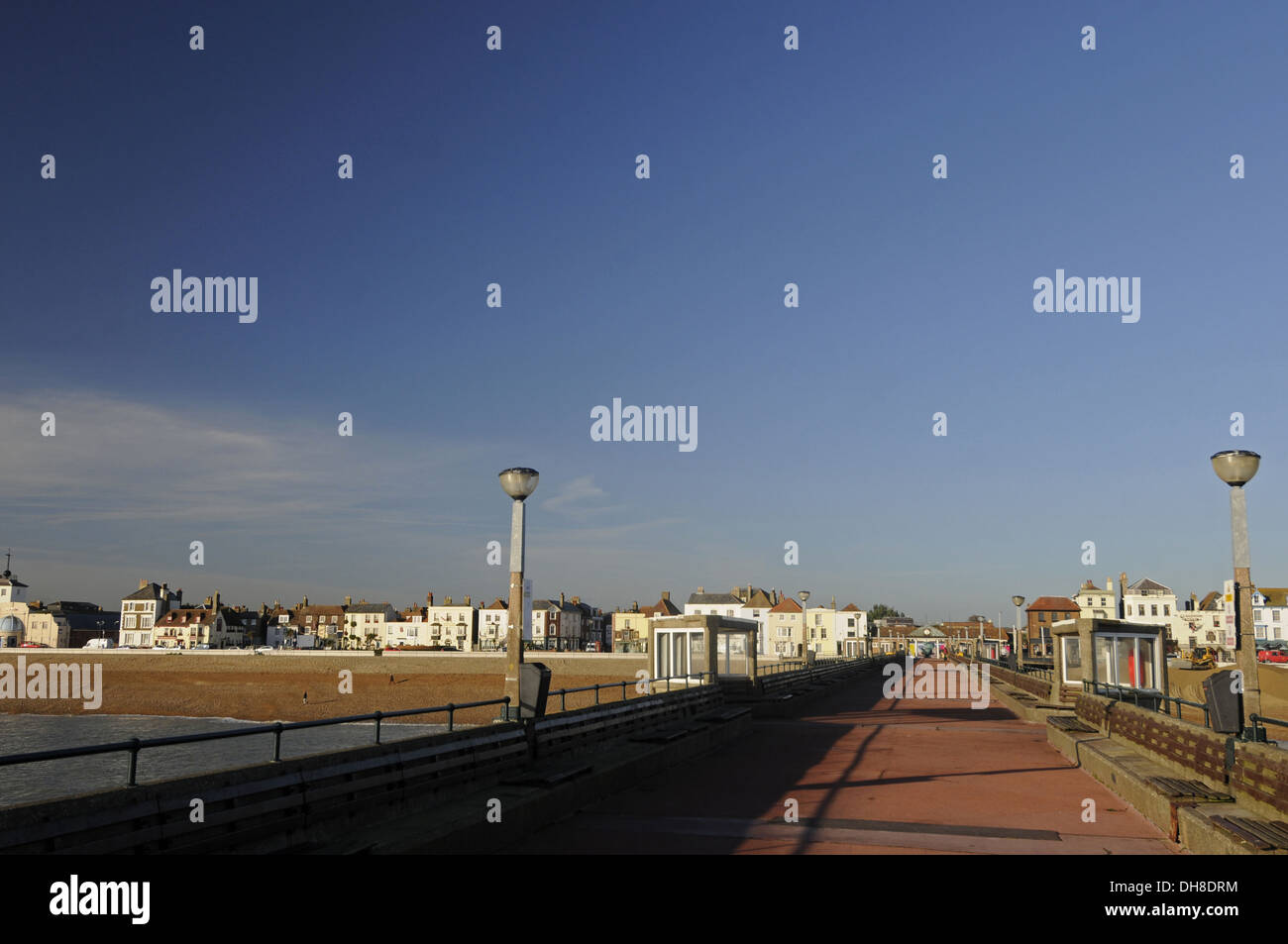 Vista sul mare dal molo per la spiaggia e la città Deal Kent England Foto Stock