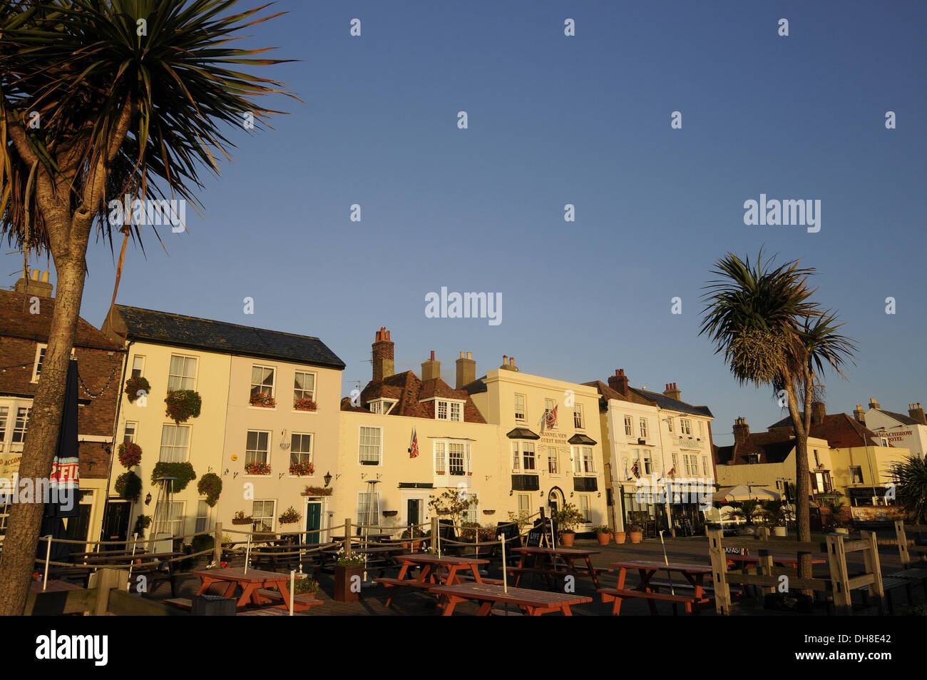 Ristoranti e alberghi sulla spiaggia Street Deal Kent England Foto Stock