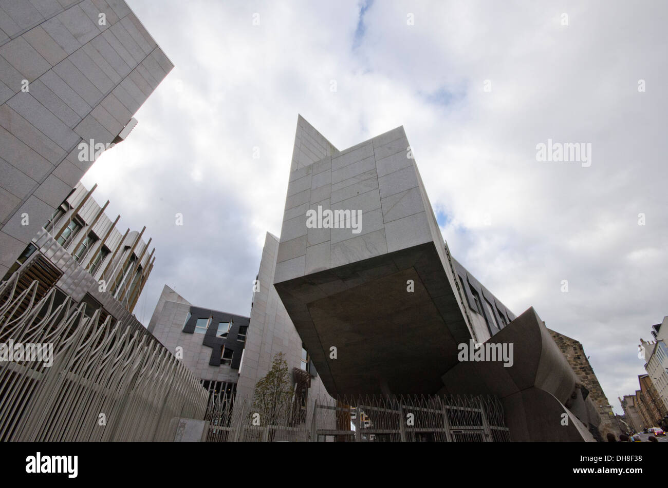 Vista esterna dell'edificio del Parlamento scozzese a Holyrood a Edimburgo, Scozia Foto Stock