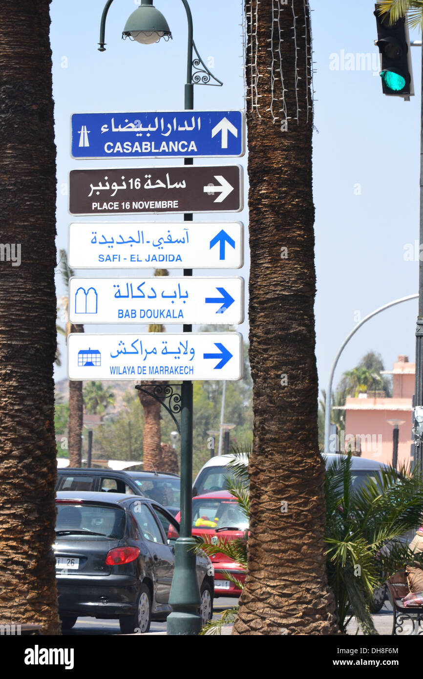 Un cartello stradale di Marrakech, che mostra le direzioni di Casablanca Foto Stock