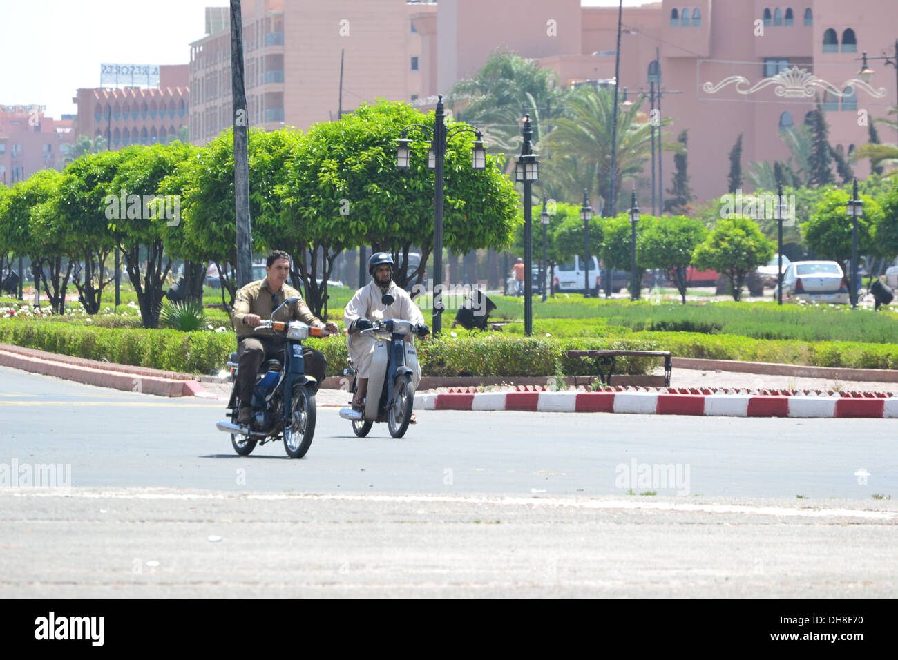 2 me in Marrakech equitazione scooter lungo la strada. Foto Stock