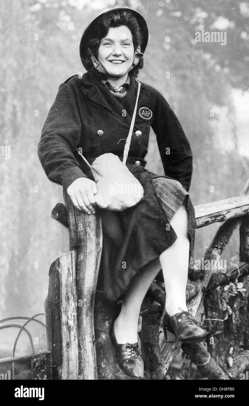 Un giovane precauzioni di raid aereo ragazza Sonia paglia che ha vinto la Medaglia George durante il WW11 per il salvataggio di donne e bambini durante un'aria Foto Stock