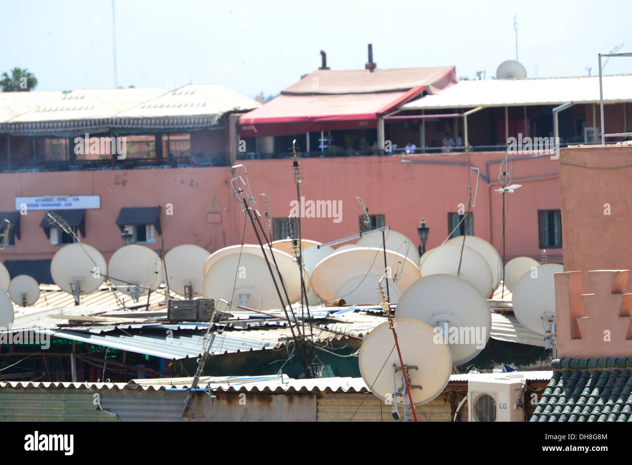 Marrakech tetto pieno di antenne paraboliche per la ricezione satellitare Foto Stock