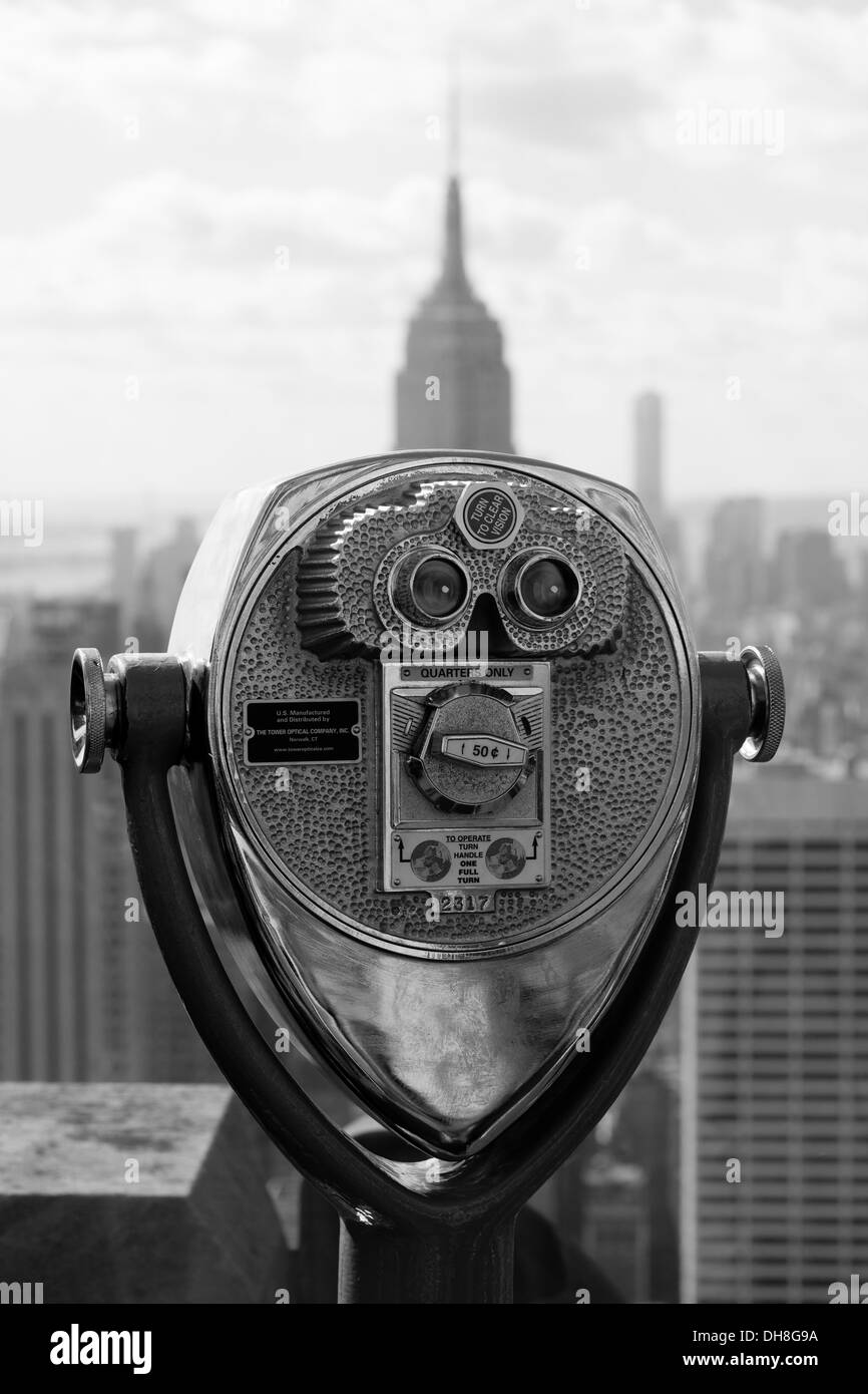 A gettone binocolo sul ponte di osservazione di Rockefeller Center con Empire State Building in background, NYC, STATI UNITI D'AMERICA Foto Stock